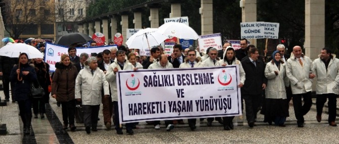 Yağmur Altında Sağlık İçin Yürüdüler