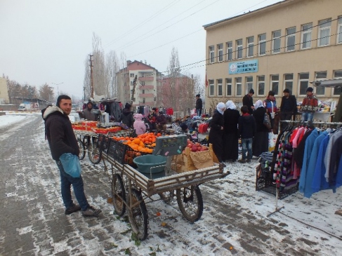 PTT Önünde Pazar Kurdular