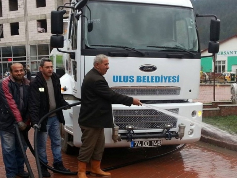 Ulus'ta Temizlik Çalışmaları Sürüyor