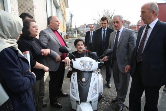 Liseli Enes'in Yüzü Akülü Araba İle Güldü