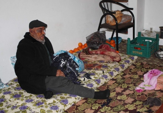 Yaşlı Adamı Öldüresiye Dövüp Parasını Aldılar