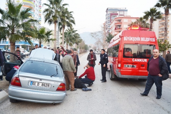 Otomobil Ağaca Çarpıp Yan Yattı