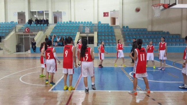 Vanlı Basketbolcular Yarı Finalde