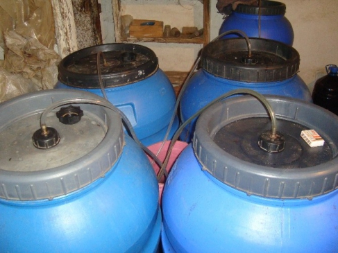 Bayramiç'te Bir Evden 2 Ton Kaçak Şarap Çıktı