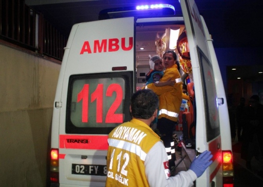 Adıyaman'da Otomobil Şarampole Yuvarlandı 3 Yaralı