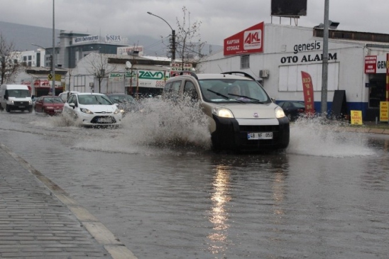 İzmir Yağmura Teslim