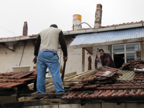 Kar Kütleleri Yüzünden Çöken Ve Zarar Gören Çatılar Yeniden Yapılıyor