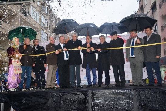 4. Akhisar Alışveriş Festivali Yağmur Altında Başladı