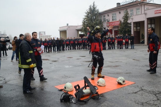 İtfaiyeciler Sıkı Bir Eğitimden Geçiyor