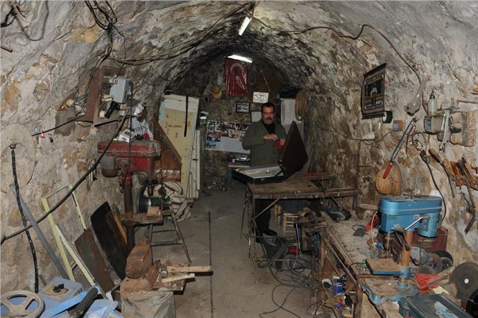 Demir döven eller kanun çalıyor