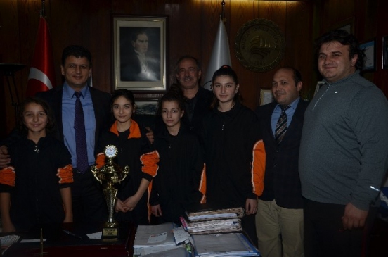 Yıldız Kızlar Şampiyonluk Coşkusunu Şahin'le Paylaştı