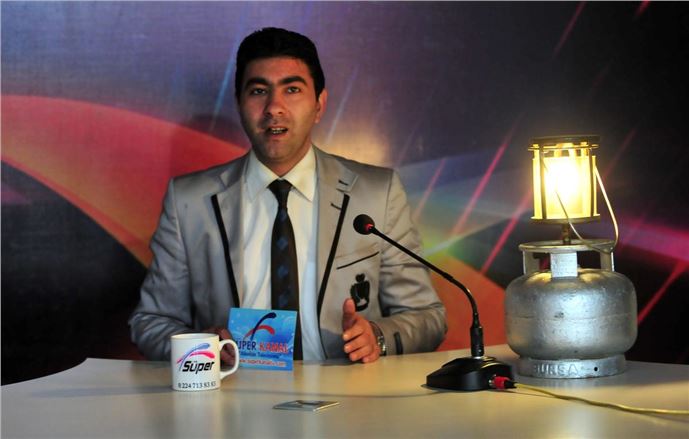 ''Lüks lambası'' ışığında haber bülteni sundu