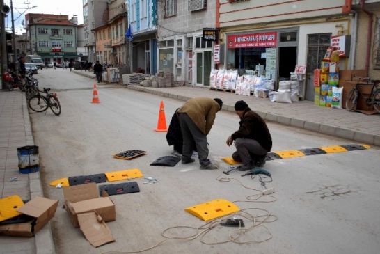 Bolvadinde Caddelere Hız Kesici Yapılmaya Başlandı