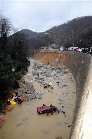 Zonguldak'ta otomobil devrildi 1 ölü, 3 yaralı