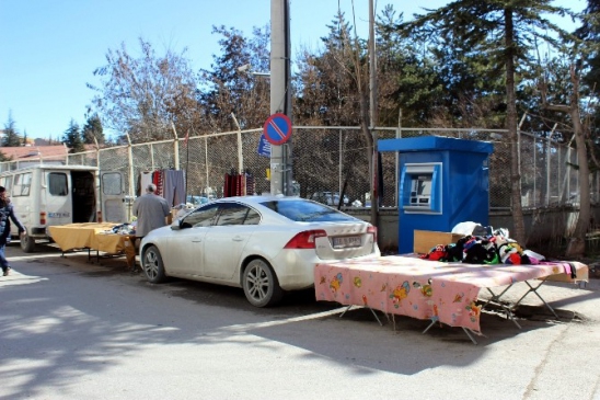 Pazarcılara Otomobil Engeli