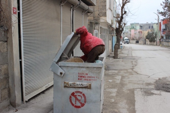 Çöp Konteynırının İçerisinde İçler Acısı Manzara