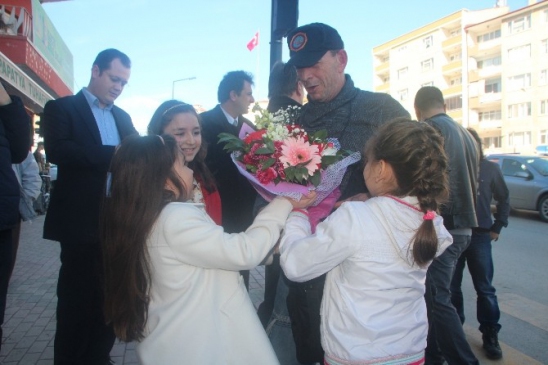Aikido Ustası Nebi Vural Bilecik'te Çocuklar Tarafından Çiçekler İle Karşılandı