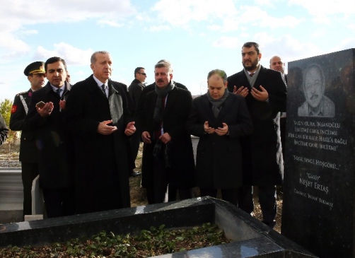 Cumhurbaşkanı Erdoğan Neşet Ertaş'ın Kabrini Ziyaret Etti