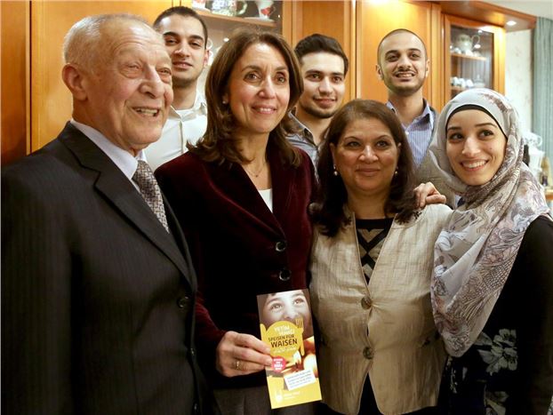 Devlet Bakanı Özoğuz, yardım kampanyasına katıldı