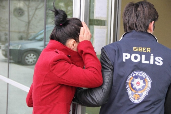 Kredi Kartı Dolandırıcılığı Şüphelisi Genç Kadın Serbest