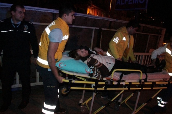 Alkolü Fazla Kaçıran Genç Kız Polis Ve Sağlık Ekiplerine Zor Anlar Yaşattı