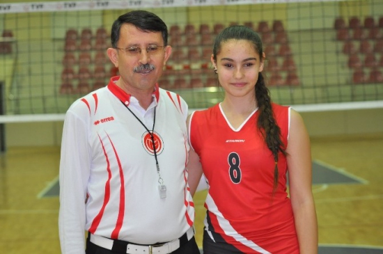 Final Maçında Baba Hakem Kızı Oyuncu Olarak Sahaya Çıktı