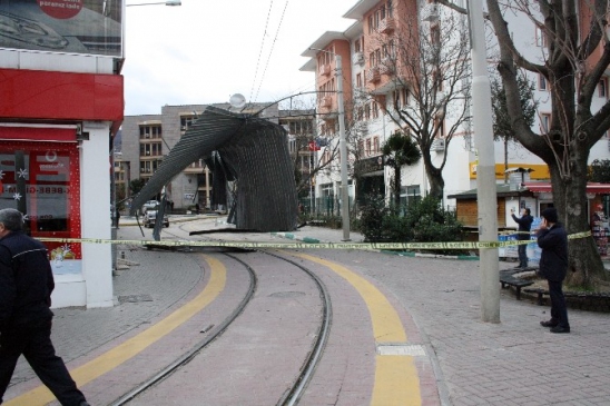 Şiddetli Lodos Çatı Uçurdu