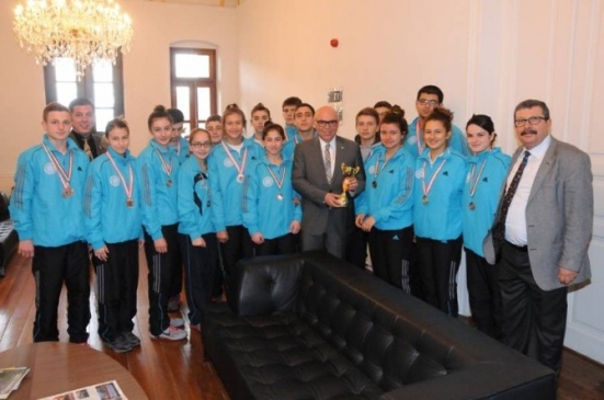 Genç Sporcular Süleymanpaşa Belediye Başkanı Erkem Eşkinat'la Bir Araya Geldi