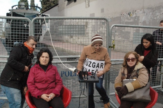 (Özel Haber) Charlıe Hebdo Mağduru Kuaför Tepki İçin Sokakta Tezgah Açtı