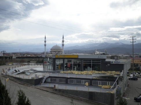 Sakarya'da Etkili Olan Rüzgar İşyerlerinin Çatısını Uçurdu