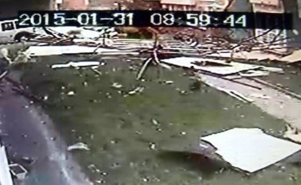 (Özel Haber) Lodos Çatıyı Araçların Üzerine İşte Böyle Uçurdu