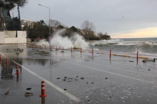 Sinop'ta Dev Dalgalar Yolu Trafiğe Kapattı