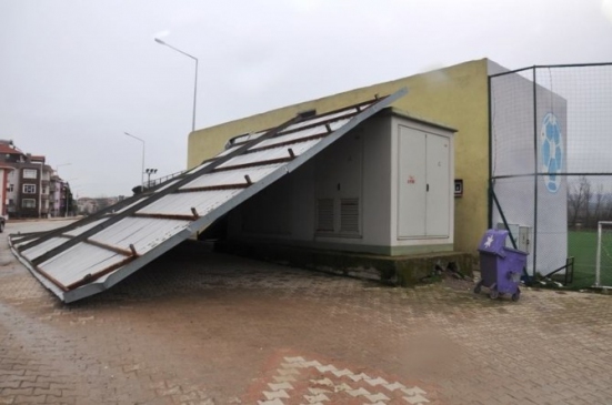 Fırtına Stadın Çatısını Uçurdu