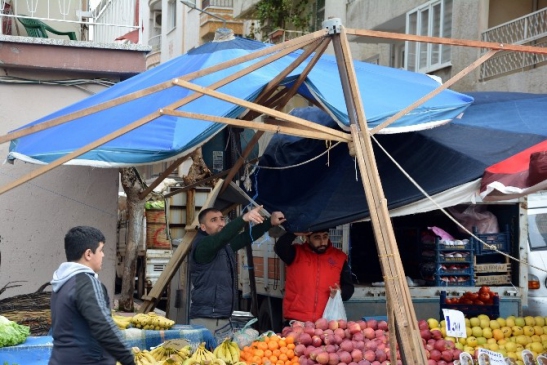 Lodos Manisa'da Pazar Yerini Vurdu