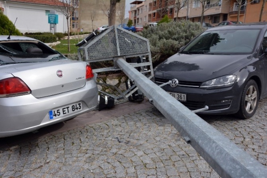 Manisa'da Şiddetli Lodos Etkili Oldu