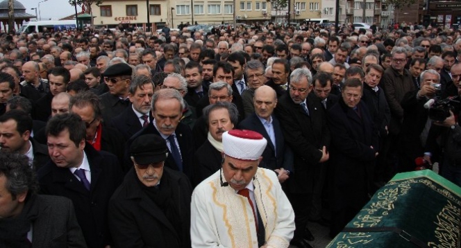 Cavit Çağlar'ın Annesi Son Yolculuğuna Uğurlandı