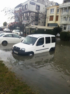 Yeşilköy'de Deniz Taştı
