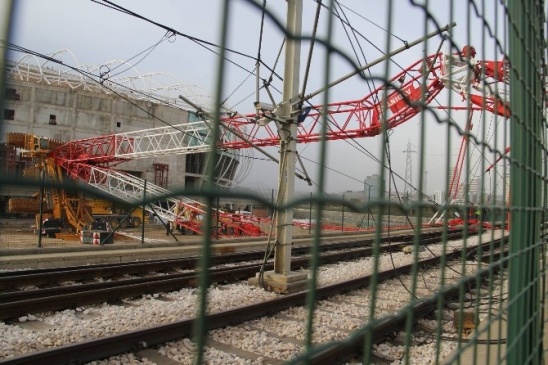 Devrilen Vinç Bursaray Seferlerini İptal Ettirdi 1 Ölü 1 Yaralı