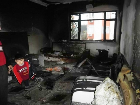 Evi Yanan Aile Yardım Bekliyor