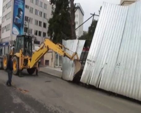 Tekirdağ'da Zabıtadan Tehlikeli Bariyere Yıkım