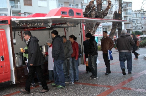 Karşıyaka Duraklarında Çorba Dönemi