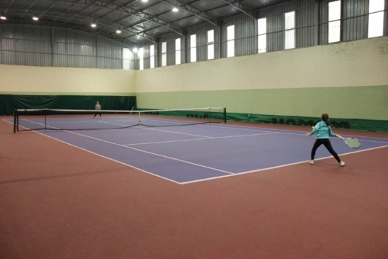 Buca'da Minik Tenisçilerin Kupa Heyecanı