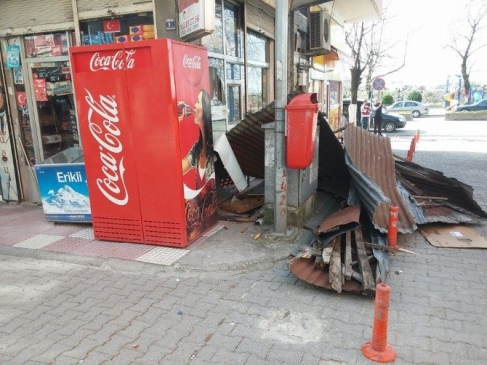 Alaplı'da Fırtına Binaların Çatılarını Uçurdu