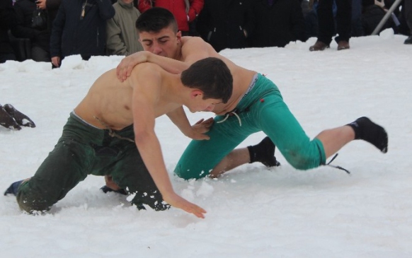 Pehlivanlar Kar Üstünde Güreşti