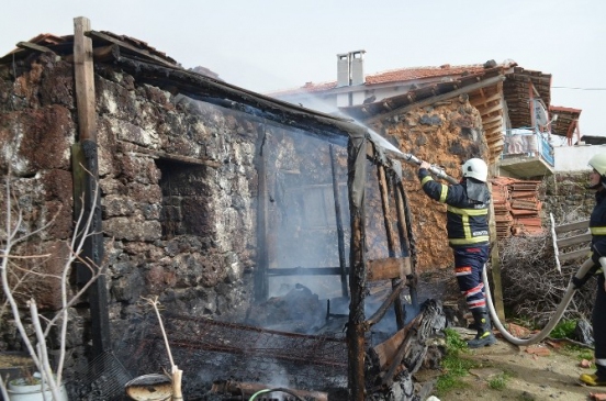 Barakada Yangın Çıktı