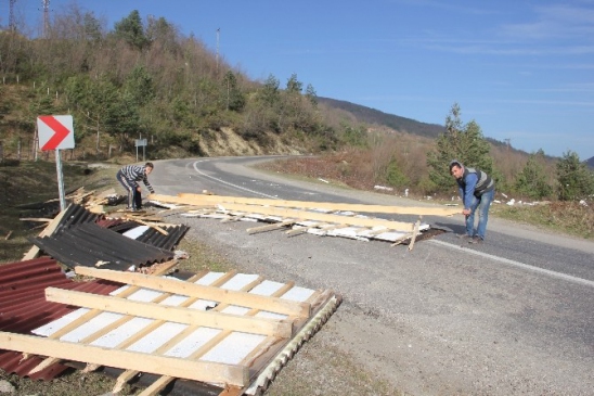 Sinop'ta Lodos Çatı Uçurdu
