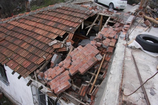 Lodos 13 Evin Çatısını Uçurdu