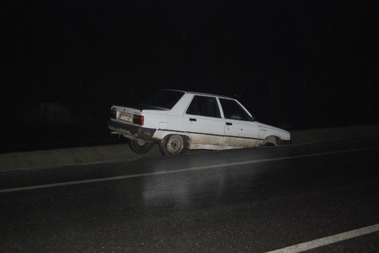 Otomobil Su Kanalına Uçtu 1 Yaralı