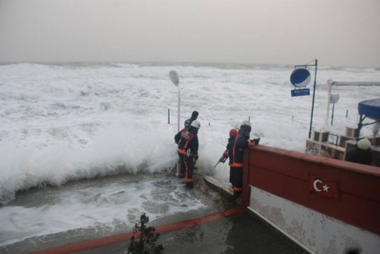 (Özel Haber) Su Tahliyesine Giden İtfaiyeciler Dalgaların Altında Kaldı