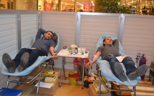 Piazza Ziyaretçilerinden Kızılay'a Kan Bağışı